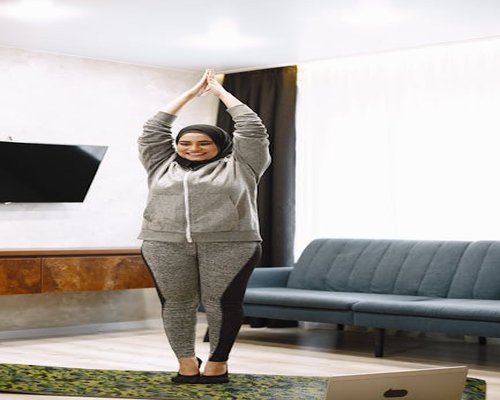 Seseorang melakukan peregangan ringan di ruang tamu